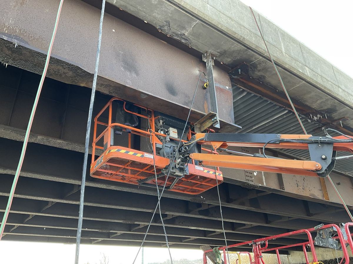 Girder lift during a bridge rehabilitation