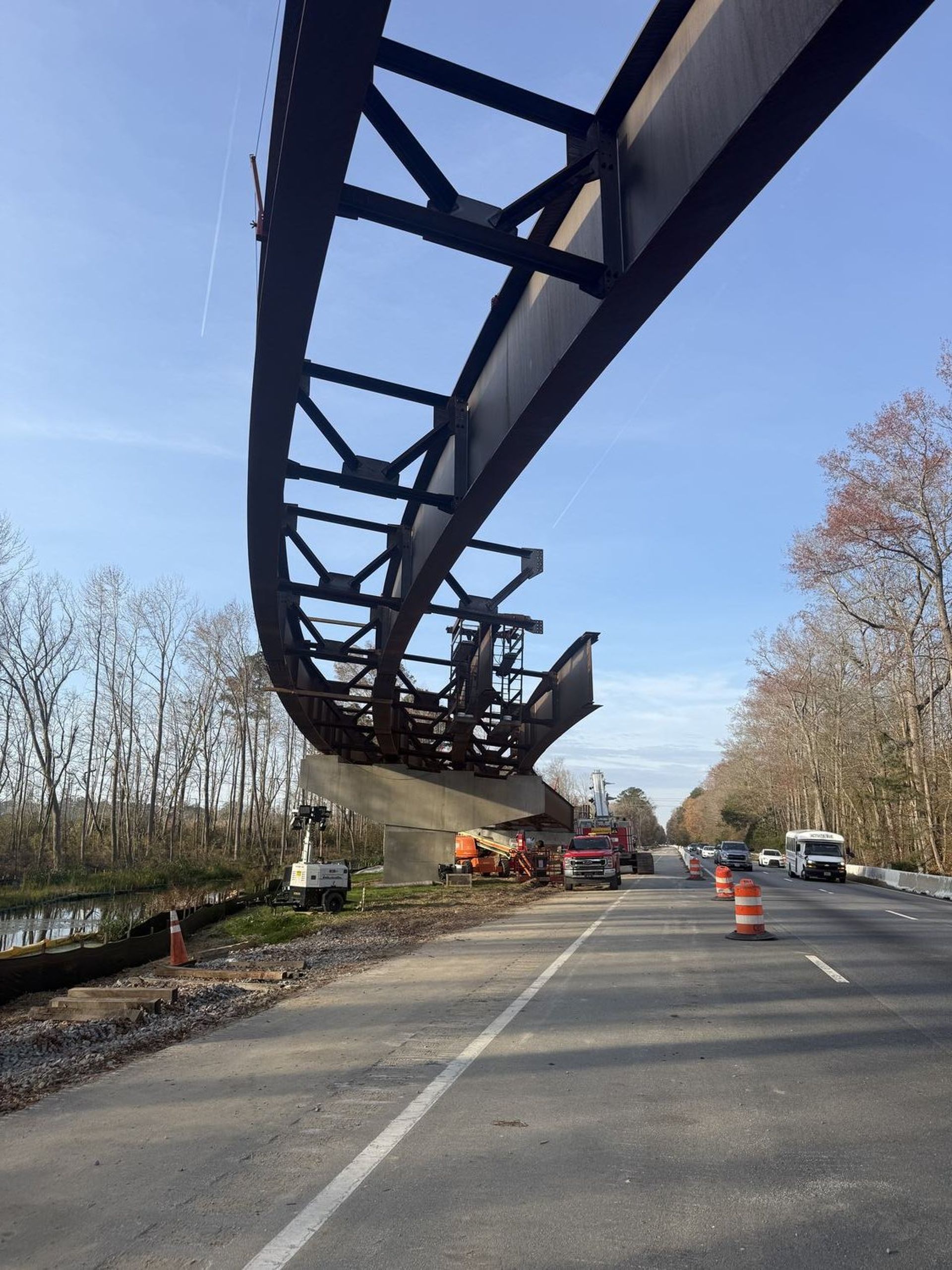 Heavy rigging of a steel arch